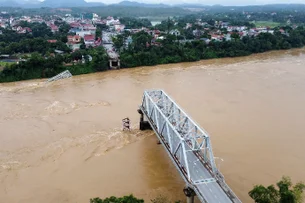 Sobe para 29 o total de mortos por tufão no Vietnã; 13 desaparecem após colapso de ponte