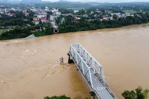 Imagem referente à matéria: Sobe para 29 o total de mortos por tufão no Vietnã; 13 desaparecem após colapso de ponte