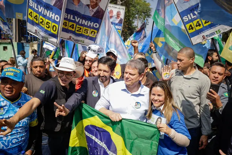 Nunes e Tarcísio: atual prefeito cola no governador para crescer nas pesquisas (Campanha Ricardo Nunes/Divulgação)