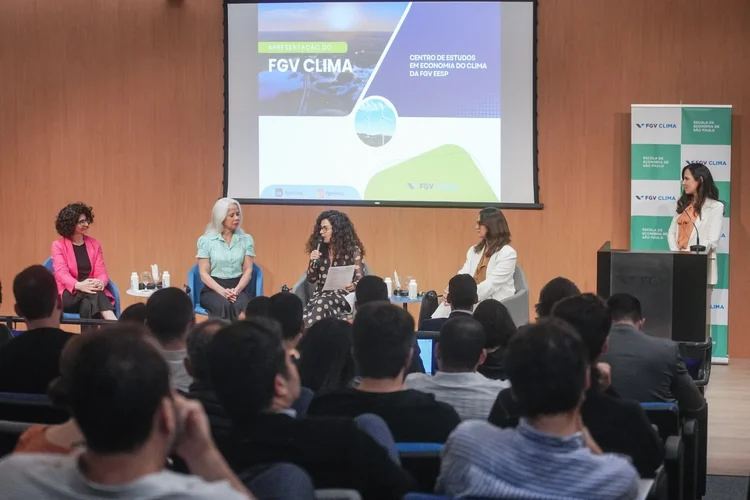 Evento de lançamento da iniciativa reuniu a Diretora de Pesquisa e Inovação da FGV, Goret Paulo; a Diretora da FGV EESP, Lilian Furquim; a Coordenadora Executiva e Cofundadora do FGV Clima, Amanda Schutze e a Coordenadora Científica e Cofundadora do FGV Clima, Clarissa Gandour, além de representantes do governo (Piti Reali/Divulgação)