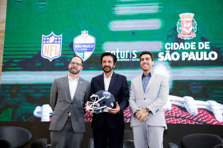 Luis Martínez, diretor de marketing da NFL, prefeito de São Paulo, Ricardo Nunes, e Gustavo Pires, presidente da SP Turis, durante coletiva de imprensa na prefeitura de São Paulo  (Jose Cordeiro/SP Turis/Divulgação)