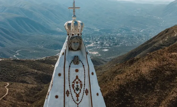 A imagem tem o tamanho aproximado de um prédio de onze andares, contém uma capela em seu interior e um mirante de 360° (Reprodução/@turismocatamarca)