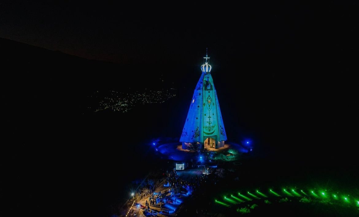 A imagem tem o tamanho aproximado de um prédio de onze andares, contém uma capela em seu interior e um mirante de 360°