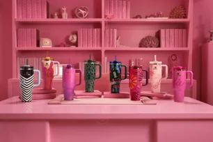 Imagem referente à matéria: Stanley lança copos Quenchers da Barbie para celebrar 65 anos da boneca