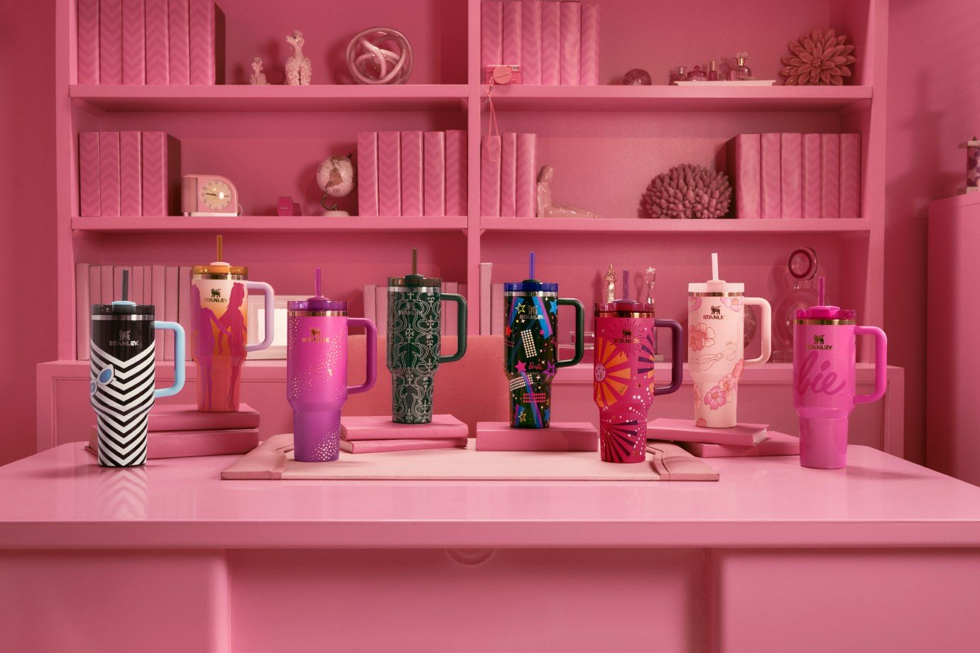 Galeria de fotos de Stanley lança copos Quenchers da Barbie para celebrar 65 anos da boneca