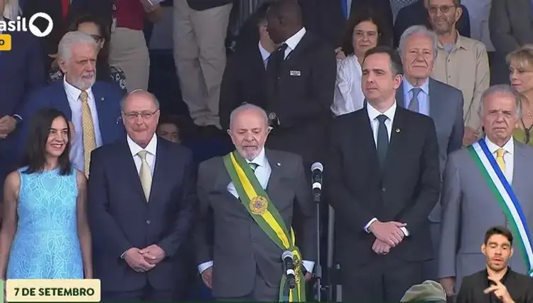 Presidente Lula e autoridades no desfile de 7 de Setembro na Esplanada dos Ministérios