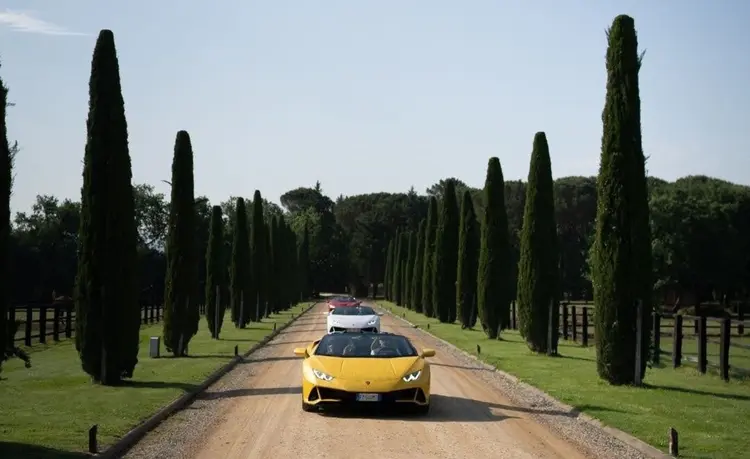 A Rocco Forte Hotels apresenta a experiência "Itália a 100 mph", em que os viajantes podem explorar o interior da Itália em um Ferrari, Lamborghini ou Maserati. (Divulgação/Divulgação)