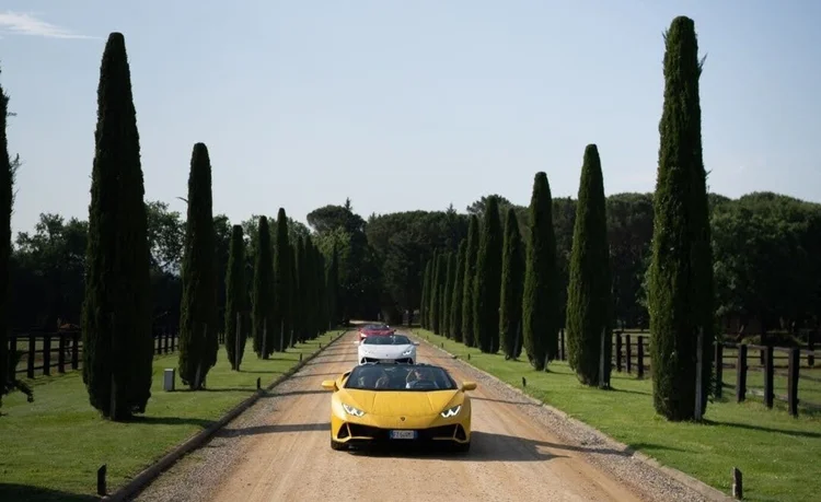 A Rocco Forte Hotels apresenta a experiência "Itália a 100 mph", em que os viajantes podem explorar o interior da Itália em um Ferrari, Lamborghini ou Maserati. (Divulgação/Divulgação)