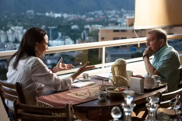 A opositora María Corina Machado e o candidato Edmundo Gonzalez em encontro em Caracas, na Venezuela (Jose ALTUVEZ / Vente Venezuela/AFP)