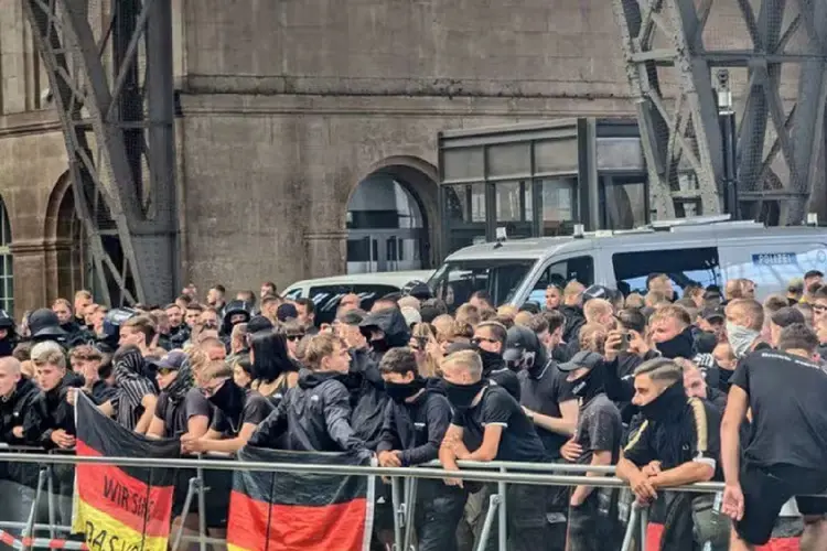 Manifestantes de ultradireita protestam em Leipzig  (Redes Sociais/Reprodução)