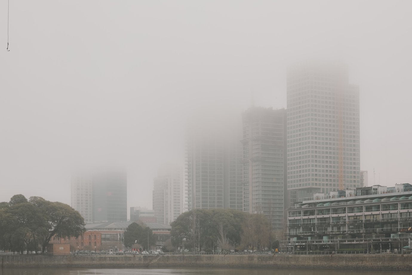 Uma camada de fumaça nesta terça-feira, na cidade de Buenos Aires (Argentina). O céu da Argentina, como o de outros países da região, está coberto de fumaça devido aos incêndios florestais que afetam principalmente a Amazônia oriental e norte da Bolívia