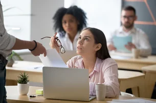 Profissionais que não sabem usar IA estão sendo descartados pelas empresas, diz estudo