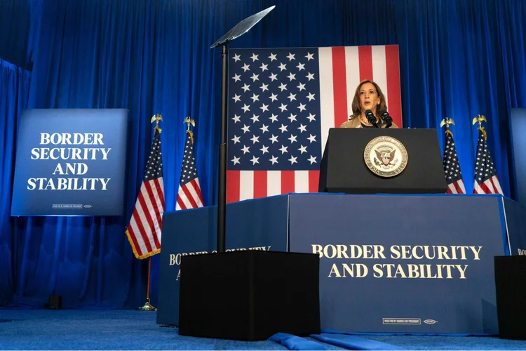 Kamala: Kamala Harris defende reforma migratória e critica as políticas de Trump na fronteira (Rebecca NOBLE/AFP)