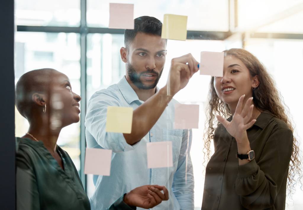 Essas jornadas começam no momento do recrutamento e se estendem por toda a trajetória profissional do indivíduo na organização