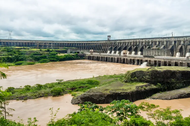 Barragem de Itaipu na fronteira entre Brasil e Paraguai (diegograndi/envato)