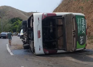 Imagem referente à matéria: Ônibus que levava time de futebol americano tomba e mata três, na Serra das Araras, no Rio