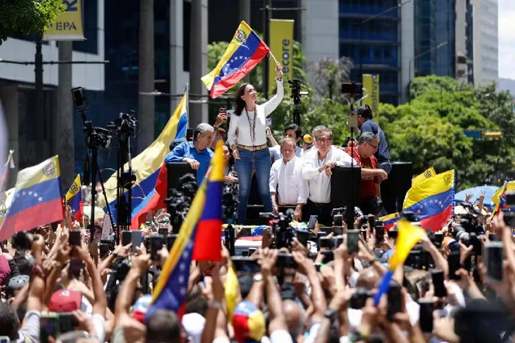 Tendo à frente a líder da oposição Maria Corina Machado, manifestantes protestam contra fraudes nas eleições na Venezuela (Pedro Rances Mattey/AFP)