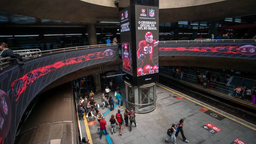 Arremesso de bola oval e câmera do beijo: o que as marcas prepararam para o jogo da NFL no Brasil