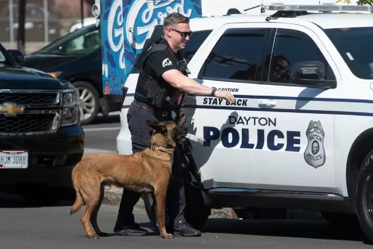 Policial e cão guarda durante evacuação de Prefeitura de Springfield após ameaça de bomba (ROBERTO SCHMIDT/AFP)