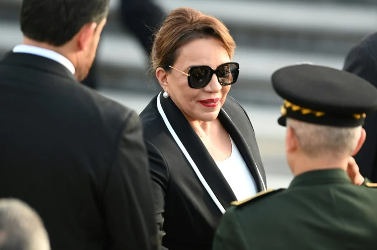 A presidente de Honduras, Xiomara Castro (C) durante a cerimônia de abertura das festividades da independência da América Central em Tegucigalpa, em 1º de setembro de 2024 (AFP/AFP Photo)