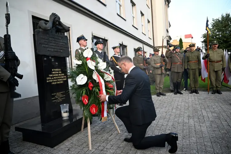 O presidente polonês Andrzej Duda deposita uma coroa de flores durante os eventos para o 85º aniversário do início da Segunda Guerra Mundial em Wielun, em 1º de setembro de 2024 (AFP)