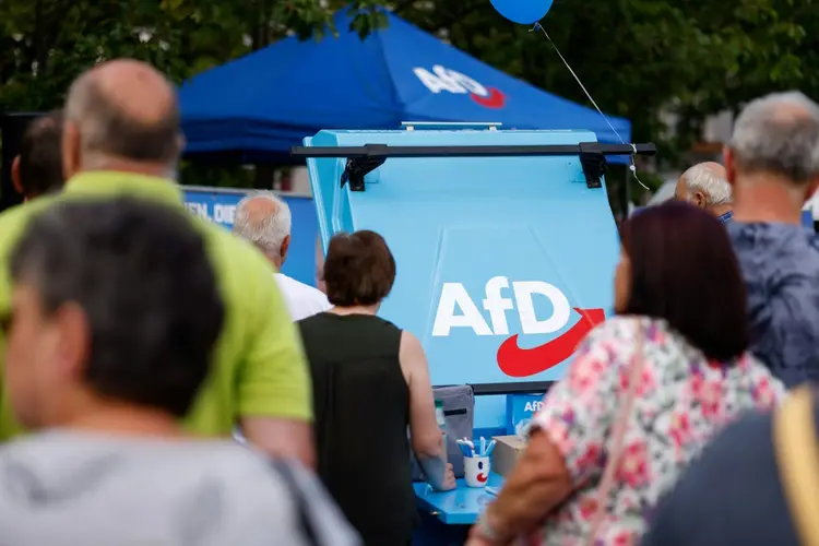 Logotipo do partido de extrema direita AfD em comício em Weisswasser (Saxônia, Alemanha), em 14 de agosto de 2024 (AFP)