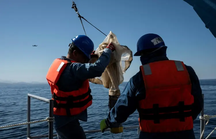 Investigação: equipe de pesquisadores com uma rede para coletar organismos alimentares para tartarugas marinhas do navio de pesquisa oceanográfica ARM "Sayulita" da Marinha Mexicana na Baía de La Paz (AFP Photo)