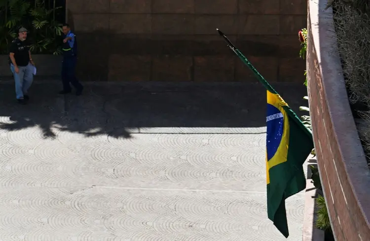 Bandeira do Brasil na embaixada da Argentina em Caracas, em foto de 1º de agosto de 2024. O local está sob custódia brasileira desde o rompimento de relações entre Caracas e Buenos Aires

 (AFP/AFP)