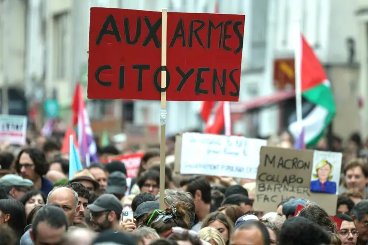  Manifestantes de esquerda protestam na França contra a nomeação do primeiro-ministro Michel Barnier (AFP)