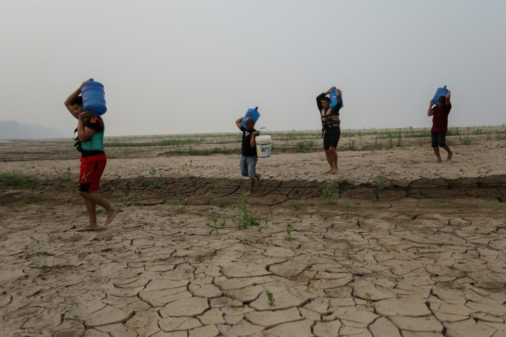 Seca na Amazônia transforma areia em 'passarela infernal' para ribeirinhos, que agonizam