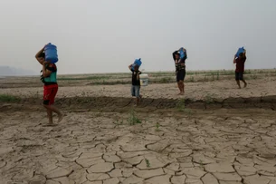 Seca na Amazônia transforma areia em 'passarela infernal' para ribeirinhos, que agonizam