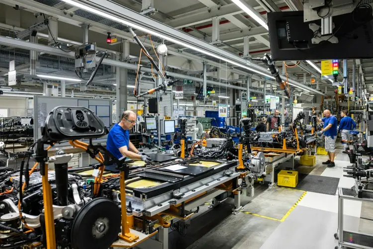 Relevância: operários em linha de produção de veículo elétrico da Volkswagen em Zwickau, na Alemanha (AFP Photo)