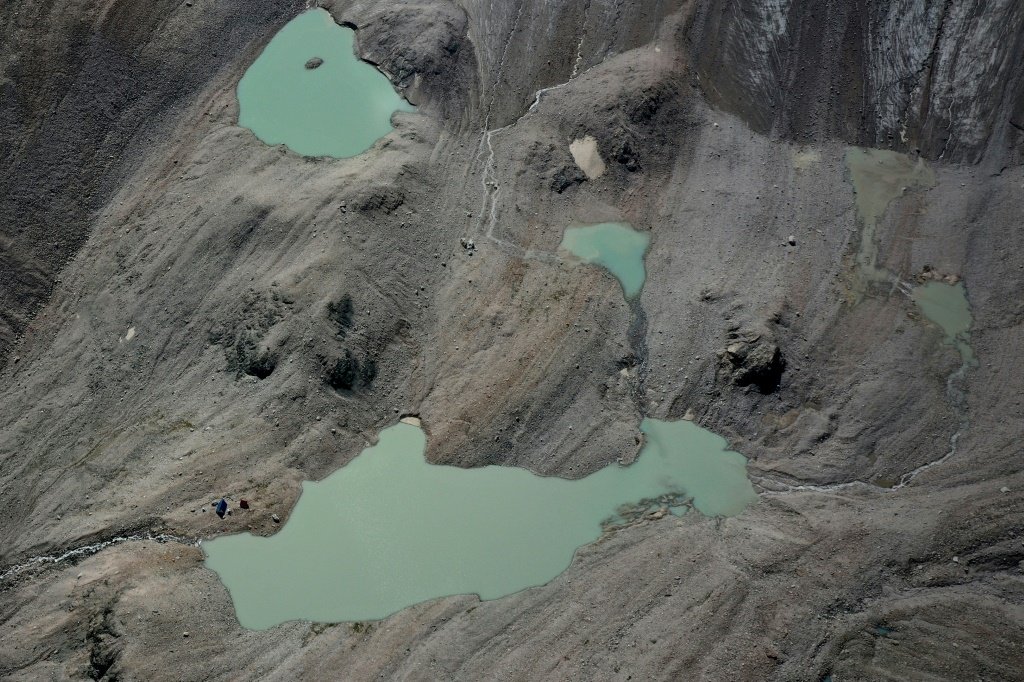 O derretimento das geleiras gera lagos nas montanhas Tian Shan, no Quirguistão, 8 de agosto de 2024