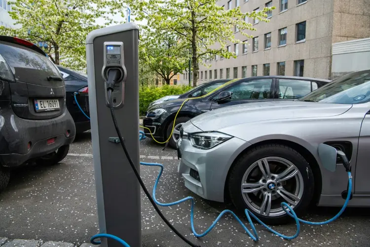 Compromisso: agência norueguesa de tráfego diz que o país acelerou para chegar ao objetivo de se tornar o primeiro país do mundo cuja frota de automóveis estará dominada por automóveis elétricos (AFP Photo)