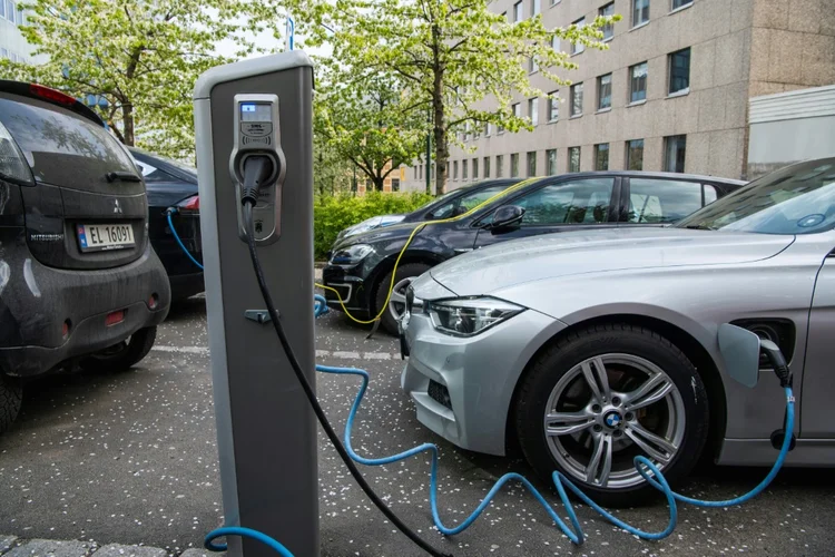 Compromisso: agência norueguesa de tráfego diz que o país acelerou para chegar ao objetivo de se tornar o primeiro país do mundo cuja frota de automóveis estará dominada por automóveis elétricos (AFP Photo)