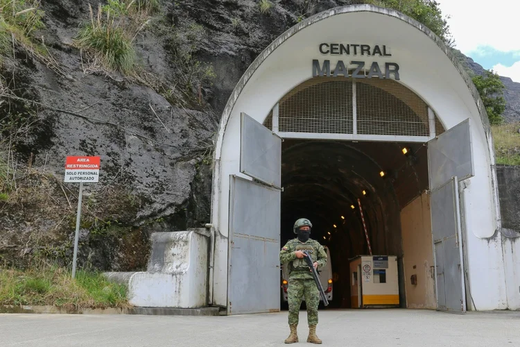 Soldado vigia usina hidrelétrica de Mazar, em Las Palmas, Equador, em 17 de setembro de 2024 ( Agence France-Presse/AFP)