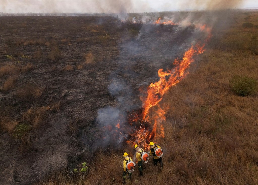 Vista aérea de um incêndio em Corumbá, Mato Grosso do Sul, em 26 de junho de 2024 incêndio queimada fumaça Brasil Emissões de CO2 efeito estufa El Niño calor seca