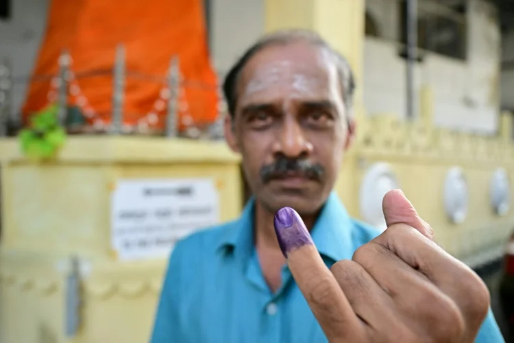 Eleitor mostra dedo após vota em 21 de setembro de 2024 em Colombo, capital do Sri Lanka

 (AFP/AFP)