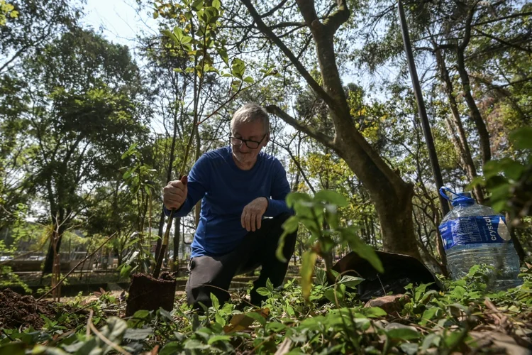 Hélio da Silva, de 73 anos, criador do  Parque Linear de Tiquatira - oficialmente chamado Parque Linear de Tiquatira Engenheiro Werner Eugenio Zulauf - em São Paulo (AFP)