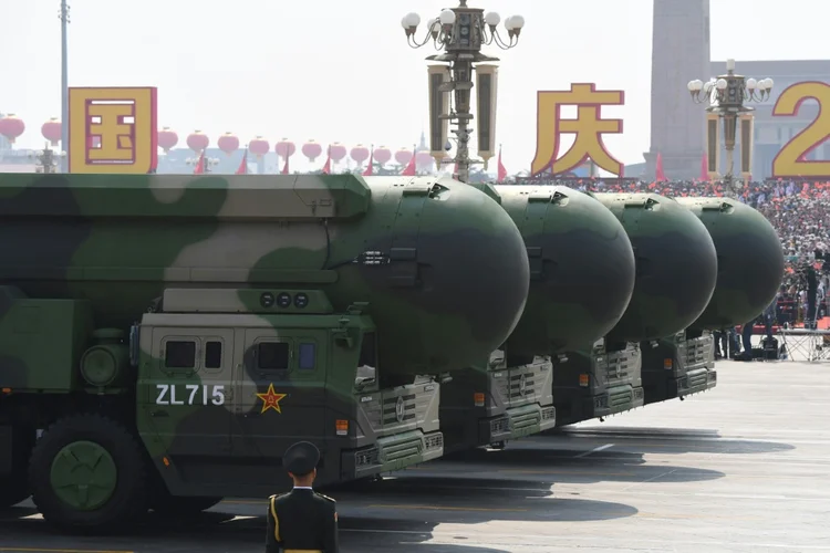  Foto de 1º de outubro de 2019 mostra mísseis balísticos intercontinentais com capacidade nuclear DF-41 da China durante um desfile militar (AFP)
