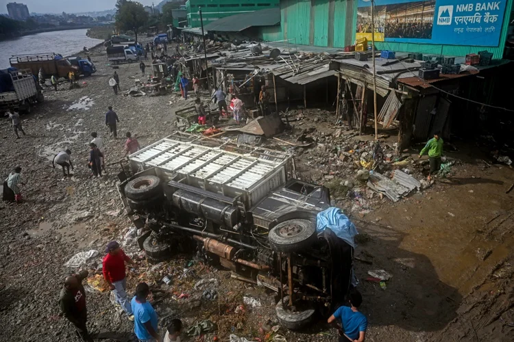 Escombros em área afetada pelas inundações após as fortes chuvas em Katmandu (AFP)