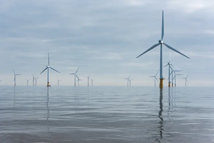 Atualmente, a capacidade instalada de eólicas offshore no mundo é de 75 gigawatts. (imagesourcecurated/envato)