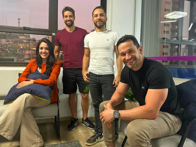 Ana Abreu, Daniel Merli, Otávio Limão e Rodolfo Reis, sócios da WeClever: hoje, menos de 5% das conversas feitas pelos robôs virtuais no WhatsApp ou Instagram têm algum tipo de monitoramento (Divulgação/Divulgação)