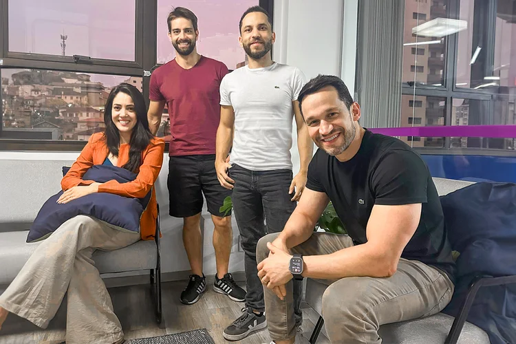 Ana Abreu, Daniel Merli, Otávio Limão e Rodolfo Reis, sócios da WeClever: hoje, menos de 5% das conversas feitas pelos robôs virtuais no WhatsApp ou Instagram têm algum tipo de monitoramento