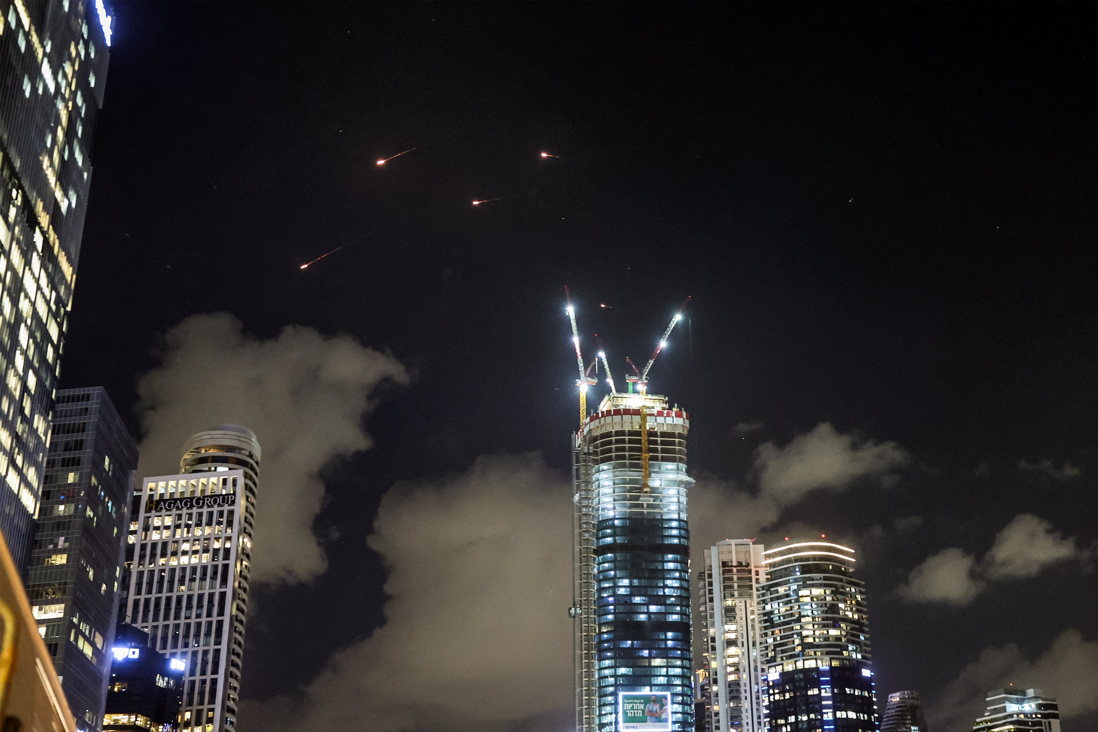 Mísseis sendo interceptados com o skyline de Tel Aviv, em Israel. 