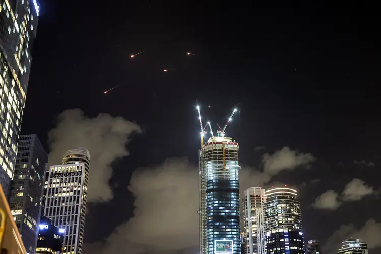 Mísseis sendo interceptados com o skyline de Tel Aviv, em Israel.  (JACK GUEZ / AFP/AFP)