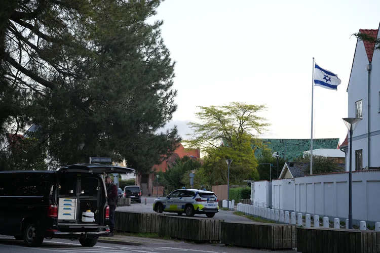 Policiais são vistos protegendo uma área perto da embaixada israelense em Copenhague, em 2 de outubro de 2024. A polícia dinamarquesa disse na quarta-feira que estava investigando duas explosões que ocorreram em uma área perto da embaixada israelense na capital (AFP/AFP)