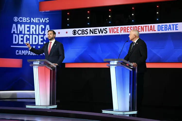 Os candidatos JD Vance e Tim Walz, durante debate na CBS (Angela Weiss/AFP)