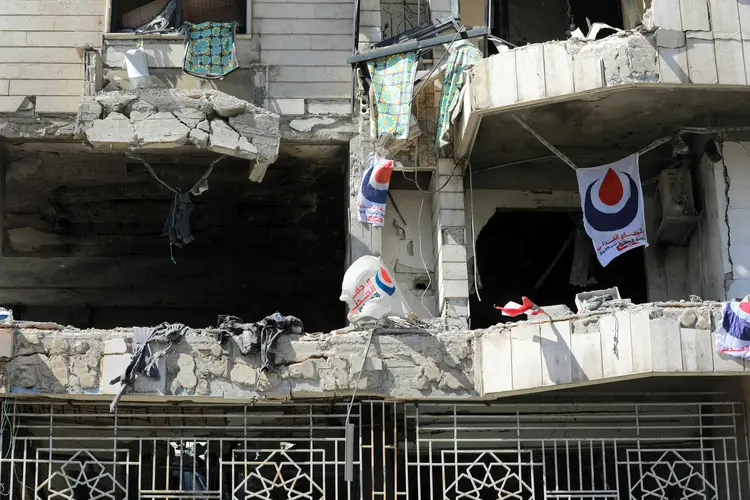 Prédio destruído no centro de Beirute após ataque de Israel nesta quinta ((Photo by Ibrahim AMRO / AFP))