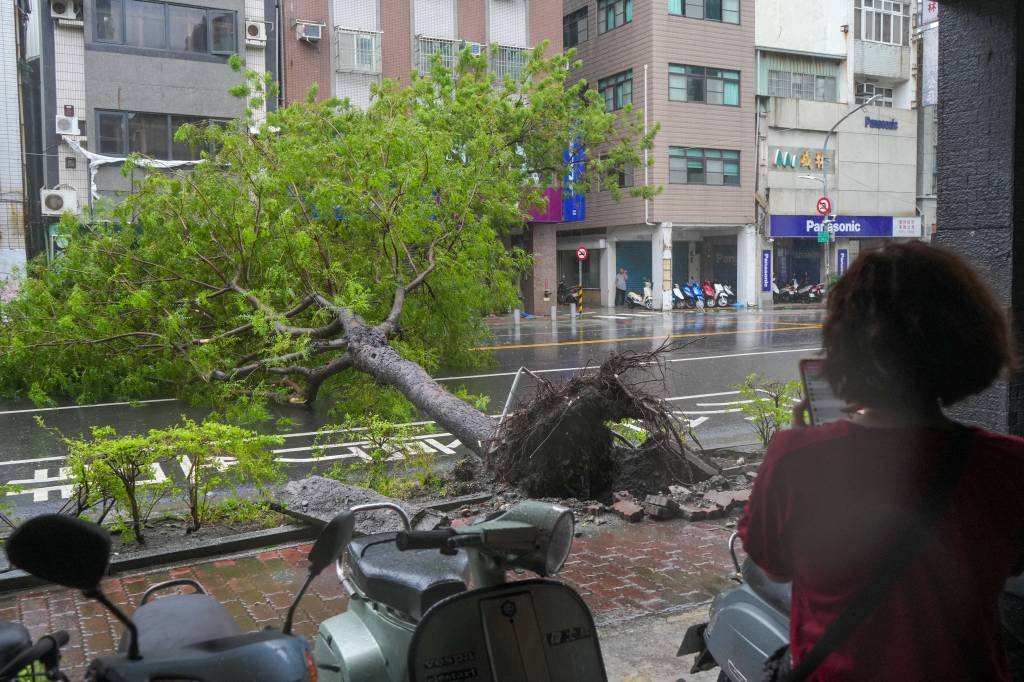 Tufão Krathon toca a terra em Taiwan